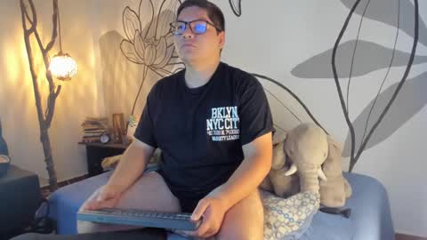 Snapshot of simon_colt chatting on October 2025 04:48:02 PM simon colt online show from October 2025 04:48:02 PM