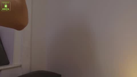 Snapshot of sinntouch chatting on December 2025 03:43:02 PM MARK online show from December 2025 03:43:02 PM