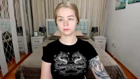 Snapshot of sirenabloom chatting on June 2026 04:33:02 AM SirenaBloom online show from June 2026 04:33:02 AM