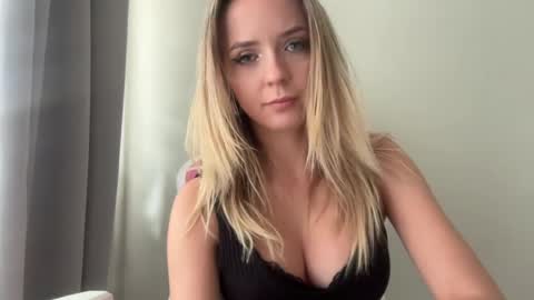 Snapshot of sisi_bunny chatting on July 2026 12:18:02 PM Sisi Bunny online show from July 2026 12:18:02 PM