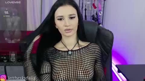 Snapshot of sky011fall chatting on September 2025 09:37:01 PM Eliza online show from September 2025 09:37:01 PM