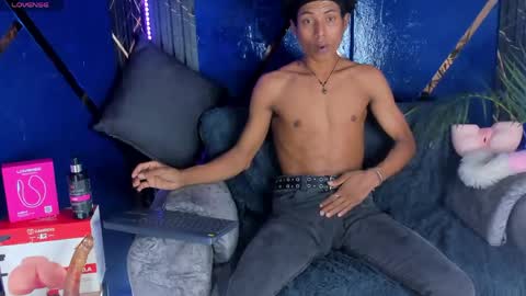Snapshot of sky_walkerss chatting on May 2026 05:54:02 PM sky_walkerss online show from May 2026 05:54:02 PM