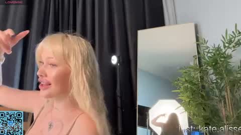 Snapshot of skyeveil chatting on July 2026 03:00:02 PM Skye online show from July 2026 03:00:02 PM