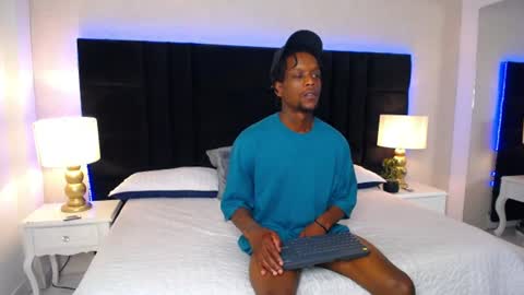 Snapshot of skylerbigxxx chatting on June 2026 04:02:02 AM SKYLERBIGXXX online show from June 2026 04:02:02 AM