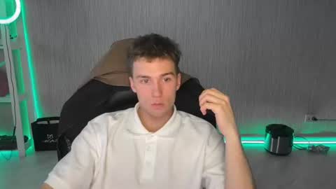 Snapshot of slippery_baby chatting on June 2026 07:33:01 PM Mila online show from June 2026 07:33:01 PM