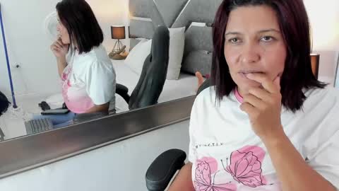 Snapshot of slut_milf_ chatting on April 2026 09:04:01 PM slut_milf_ online show from April 2026 09:04:01 PM