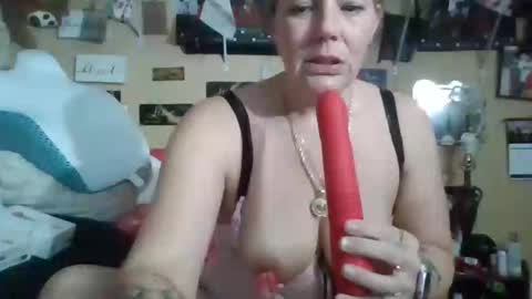 Snapshot of slutqueen_love chatting on October 2025 10:54:02 AM slutqueen_love online show from October 2025 10:54:02 AM