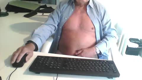 Snapshot of smilesnsmiles chatting on December 2024 11:33:01 AM George online show from December 2024 11:33:01 AM