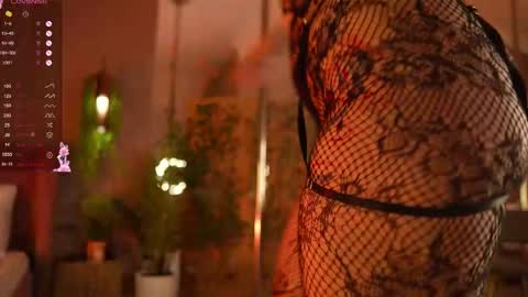 Mia online show from November 2025 05:19:01 AM