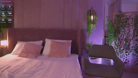 Mia online show from November 2025 05:18:02 AM