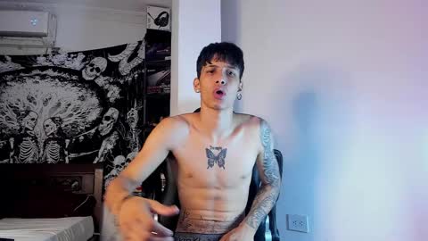 Snapshot of snakebutterfly chatting on April 2026 05:05:02 PM snakebutterfly online show from April 2026 05:05:02 PM