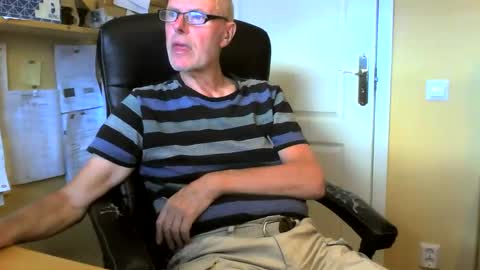 snickarn335731 online show from May 2026 04:23:02 PM