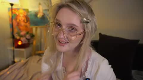 Snapshot of snowflakeskitty chatting on August 2026 05:31:01 AM Ellie online show from August 2026 05:31:01 AM