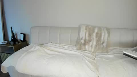 SOFIA   online show from December 2025 10:16:02 PM