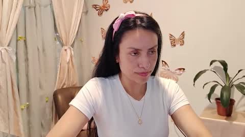 Sofi Bella online show from November 2025 03:34:01 PM