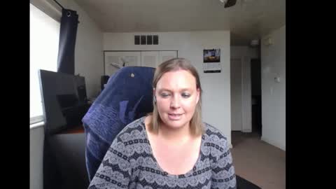 Snapshot of softerpeaches chatting on September 2025 07:30:02 PM Rose online show from September 2025 07:30:02 PM