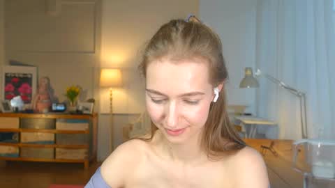 Snapshot of solar_bella chatting on January 2025 03:29:02 PM Bella online show from January 2025 03:29:02 PM