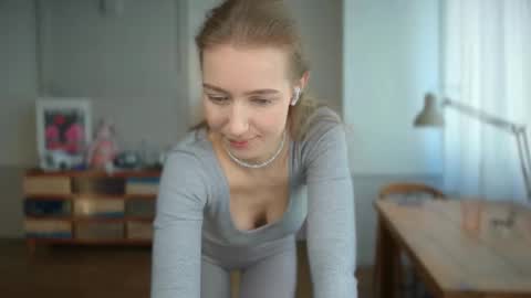 Snapshot of solar_bella chatting on February 2025 11:06:02 AM Bella online show from February 2025 11:06:02 AM