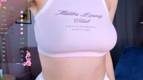 Snapshot of sonia_jones chatting on October 2025 06:25:02 PM Sofia online show from October 2025 06:25:02 PM