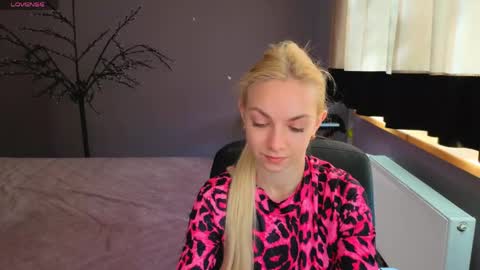 Snapshot of sonnysofia chatting on May 2026 05:37:01 AM Sonya online show from May 2026 05:37:01 AM
