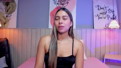 Snapshot of sophiebenson_ chatting on May 2026 01:08:01 PM Sophie online show from May 2026 01:08:01 PM