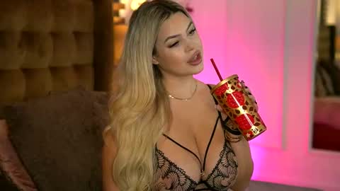 Sophie online show from October 2025 06:26:01 AM