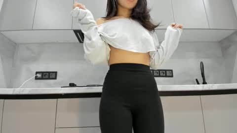 Mia online show from November 2025 08:32:01 PM