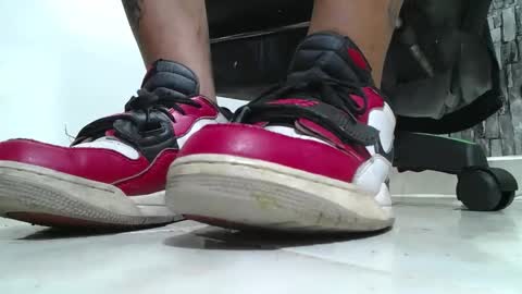 Snapshot of srfindomfeet_ chatting on April 2026 06:10:01 PM sr master cum its my old account online show from April 2026 06:10:01 PM