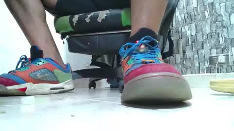 Snapshot of srfindomfeet_ chatting on April 2026 05:17:02 PM sr master cum its my old account online show from April 2026 05:17:02 PM