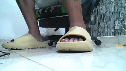 Snapshot of srfindomfeet_ chatting on May 2026 05:28:02 PM sr master cum its my old account online show from May 2026 05:28:02 PM