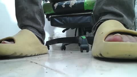 Snapshot of srfindomfeet_ chatting on May 2026 04:08:01 AM sr master cum its my old account online show from May 2026 04:08:01 AM