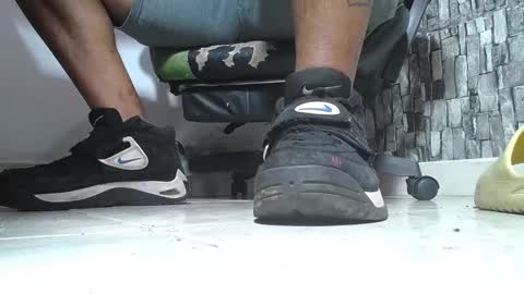 Snapshot of srfindomfeet_ chatting on May 2026 05:52:01 PM sr master cum its my old account online show from May 2026 05:52:01 PM