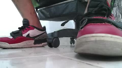 Snapshot of srfindomfeet_ chatting on May 2026 06:04:02 PM sr master cum its my old account online show from May 2026 06:04:02 PM