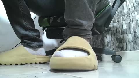 Snapshot of srfindomfeet_ chatting on May 2026 01:32:02 AM sr master cum its my old account online show from May 2026 01:32:02 AM