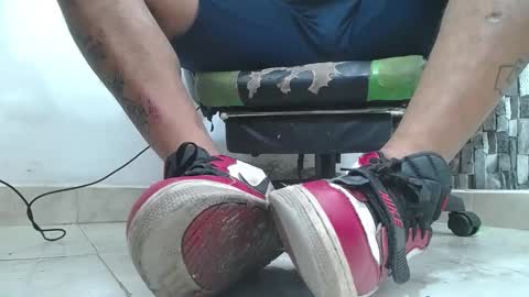 Snapshot of srfindomfeet_ chatting on May 2026 01:57:16 AM sr master cum its my old account online show from May 2026 01:57:16 AM