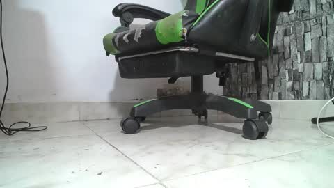 Snapshot of srfindomfeet_ chatting on June 2026 06:02:01 PM sr master cum its my old account online show from June 2026 06:02:01 PM