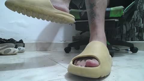 Snapshot of srfindomfeet_ chatting on June 2026 07:10:01 AM sr master cum its my old account online show from June 2026 07:10:01 AM