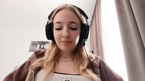 Snapshot of stacyscholle chatting on February 2026 06:09:01 AM Mila online show from February 2026 06:09:01 AM