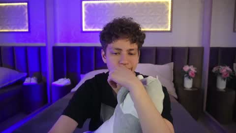 Esrefan online show from April 2026 09:39:33 PM