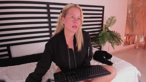 Stefanny   online show from December 2024 04:20:01 PM