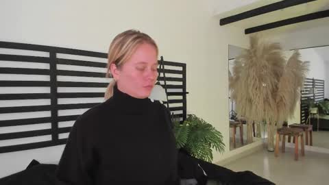 Stefanny   online show from February 2025 06:37:01 PM