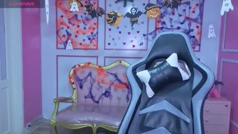 Stephania online show from October 2025 01:01:02 PM