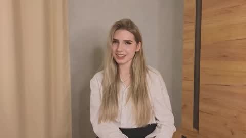 Luna online show from November 2025 05:08:01 PM