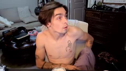 Snapshot of str8whiteboy21 chatting on June 2026 03:33:01 AM str8whiteboy21 online show from June 2026 03:33:01 AM