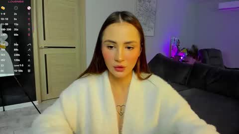 Laura online show from October 2025 04:53:01 AM