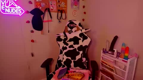 Snapshot of strwbby chatting on February 2026 06:01:01 AM Strwbby online show from February 2026 06:01:01 AM