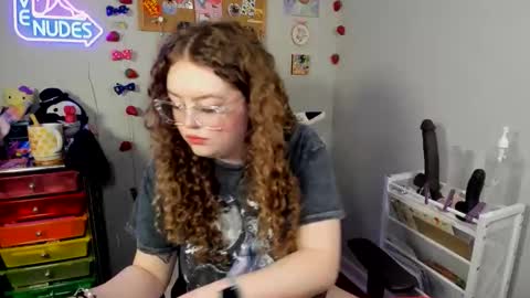 Snapshot of strwbby chatting on February 2026 05:15:01 AM Strwbby online show from February 2026 05:15:01 AM