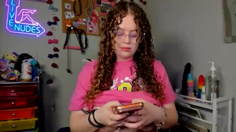 Snapshot of strwbby chatting on May 2026 05:38:02 AM Strwbby online show from May 2026 05:38:02 AM