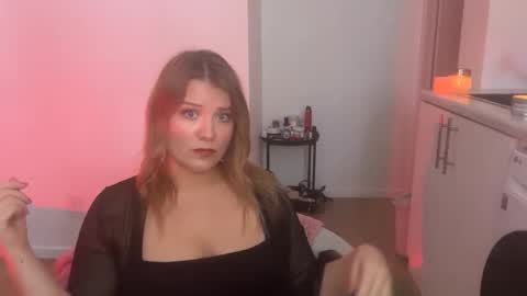 Snapshot of submissivescarletxo chatting on June 2026 08:01:01 PM Scarlet online show from June 2026 08:01:01 PM