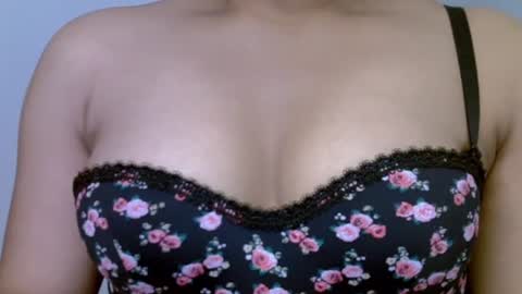 Snapshot of sugar_peach0 chatting on February 2026 08:05:01 PM Ella online show from February 2026 08:05:01 PM